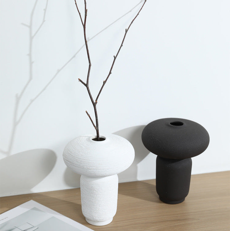 Nordic Elegance – Zwarte Geometrische Vaas