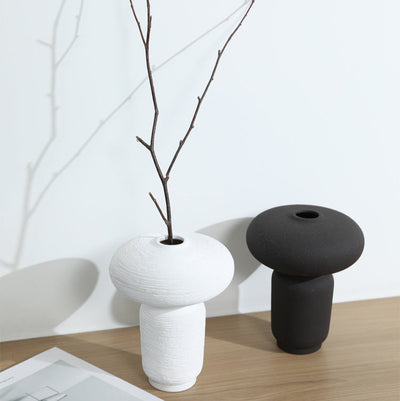 Nordic Elegance – Zwarte Geometrische Vaas
