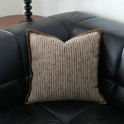 Brown Maillard Kussenhoes – Tijdloze Gestreepte Elegantie